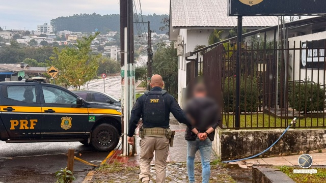 Homem é preso pela PRF com carro furtado e diz que veículo era de amigo investigado por incendiar automóvel da ex em SMOeste
