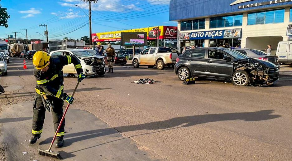 Quatro pessoas são conduzidas ao hospital após colisão transversal na Avenida Willy Barth