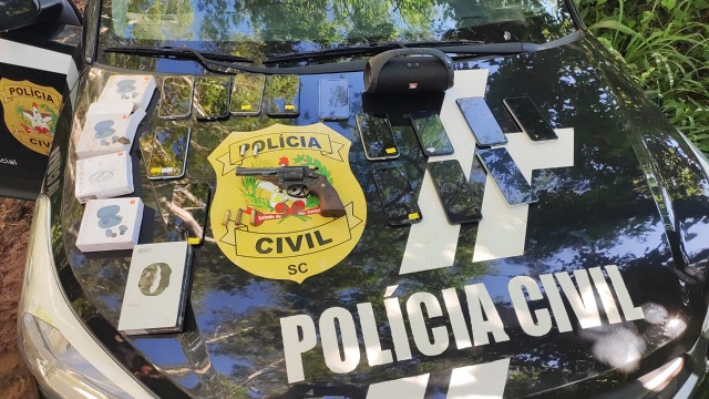 Polícia Civil recupera celulares roubados em Pinhalzinho e apreende arma usada no crime