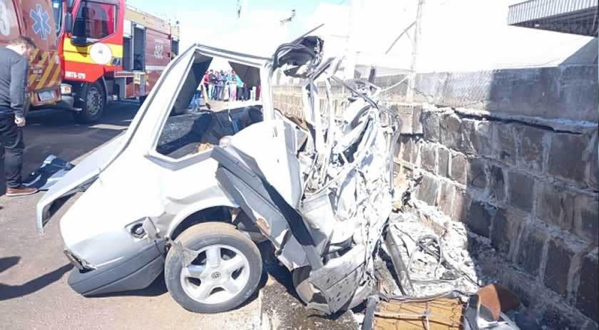 Homem morre após violenta colisão de veículo contra muro