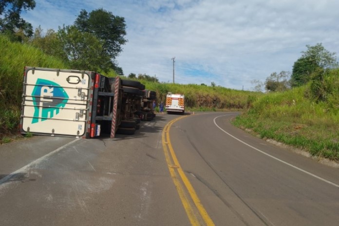 Caminhão capota na SC-161 e motorista sofre ferimentos leves