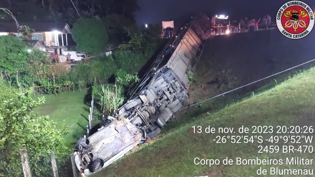 Motorista de carro morre em acidente envolvendo cinco veículos