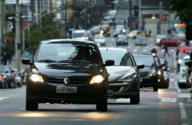 Nova Lei do Farol muda CTB: veja o que os motoristas devem fazer para evitar multa de 4 pontos