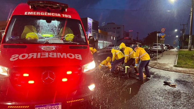 Motociclista fica ferido em colisão no centro