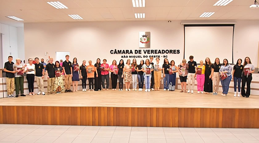 Vereadores mirins prestam homenagem às mães em sessão solene