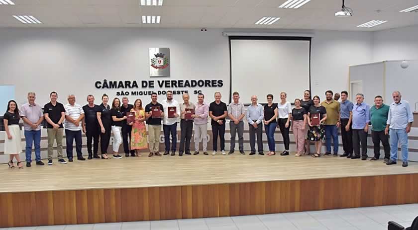 Câmara presta homenagem à CDL pelos 50 anos de fundação