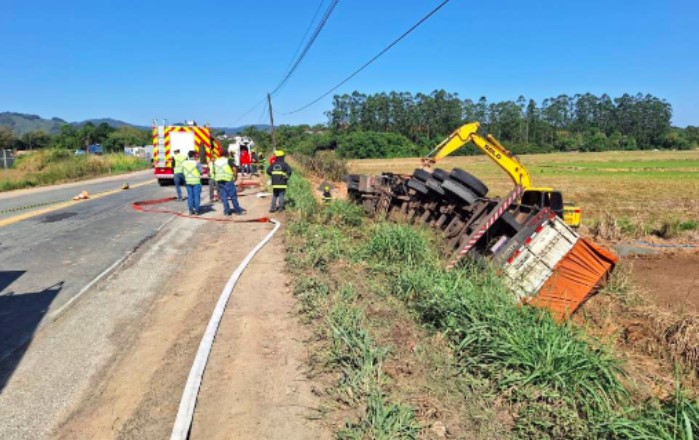 Vítimas morrem esmagadas por carreta nas margens da SC-108