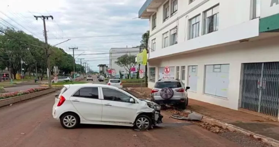 Mulher bate em carro estacionado e tem atitude que surpreende o dono em SC