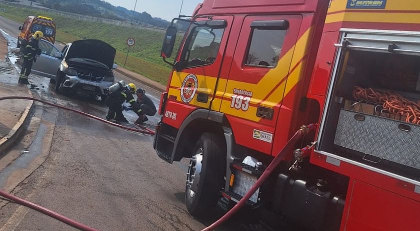 Incêndio em veículo mobiliza agentes do Corpo de Bombeiros