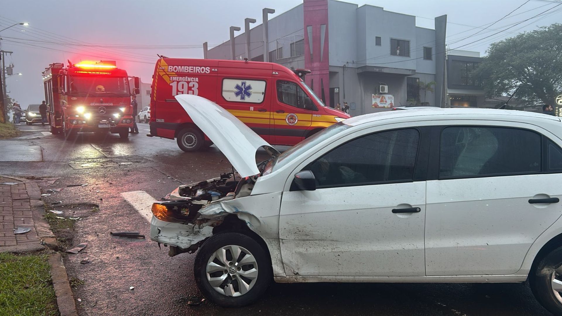 Colisão frontal entre dois carros deixa mulher e criança feridas