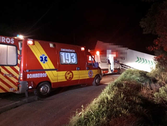 Condutor fica preso nas ferragens ao colidir carro contra caminhão na BR-282