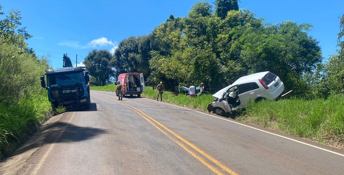 Colisão entre carro e caminhão deixa duas mulheres feridas no Oeste de Santa Catarina