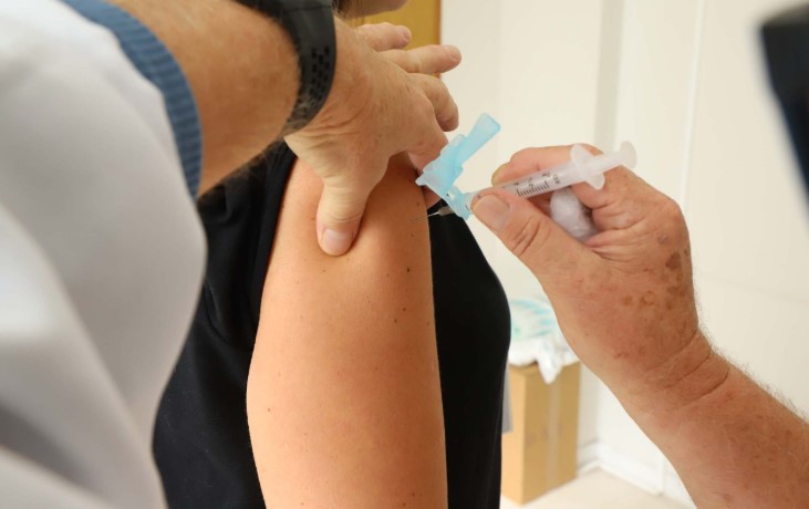 SC tem 95 mortes por influenza em 2025; vacinação atingiu 40% da população de risco