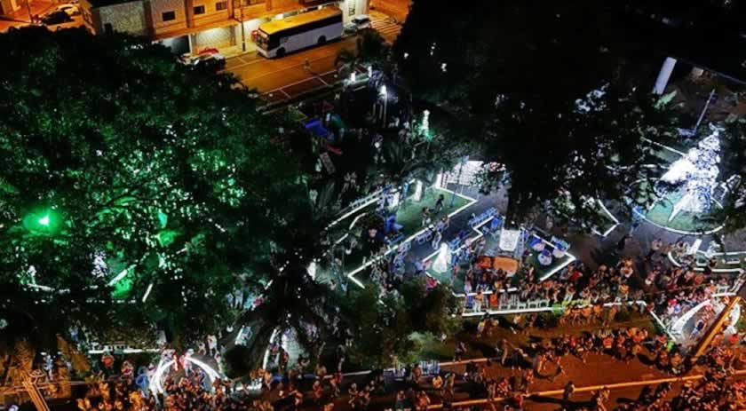 Papai Noel chega de cavalo e abre programação natalina