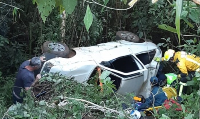Carro cai de ribanceira e deixa 4 pessoas feridas