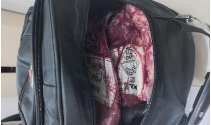 Funcionário é preso após ser flagrado furtando mercado acompanhado do filho menor