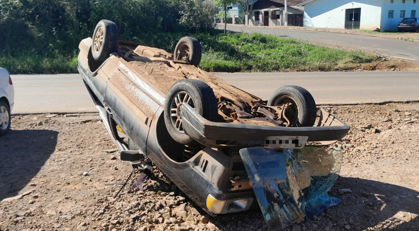 Veículo capota após colisão no trecho de acesso ao Porto Seco