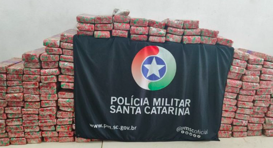 Polícia apreende carro de luxo e mais de 200 quilos de maconha em SC
