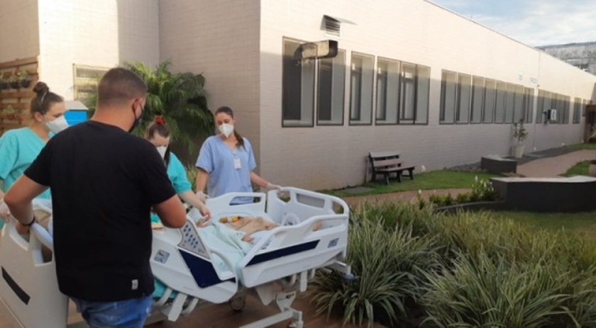 Idoso atropelado vê luz do sol após um mês na UTI