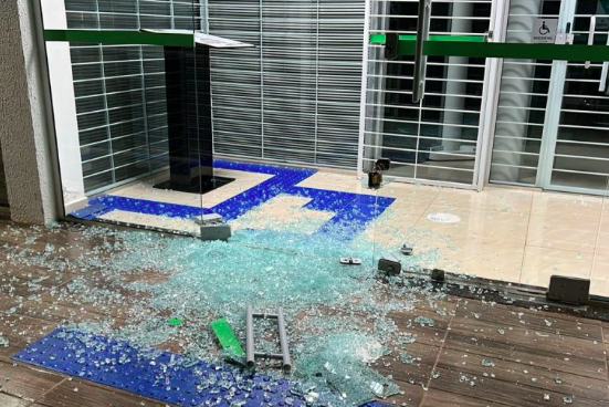 Agência bancária tem porta destruída e caixa eletrônico arrombado