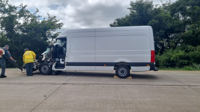 Motorista de van fica gravemente ferido após colisão traseira na BR-163