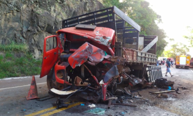 Colisão entre caminhão e carreta de Guaraciaba deixa três pessoas gravemente feridas na BR-282