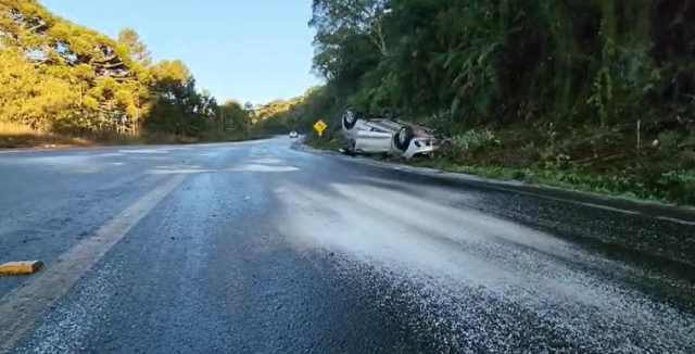 Carro capota em trecho com gelo na pista na Serra de SC