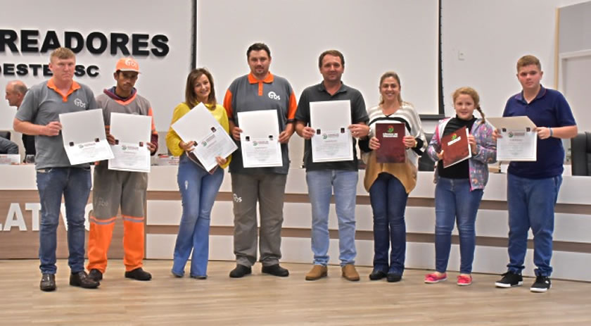 Câmara presta homenagem a coletores de lixo