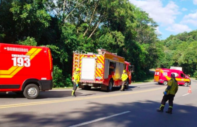Mulher morre e duas pessoas ficam feridas em capotamento na BR-282