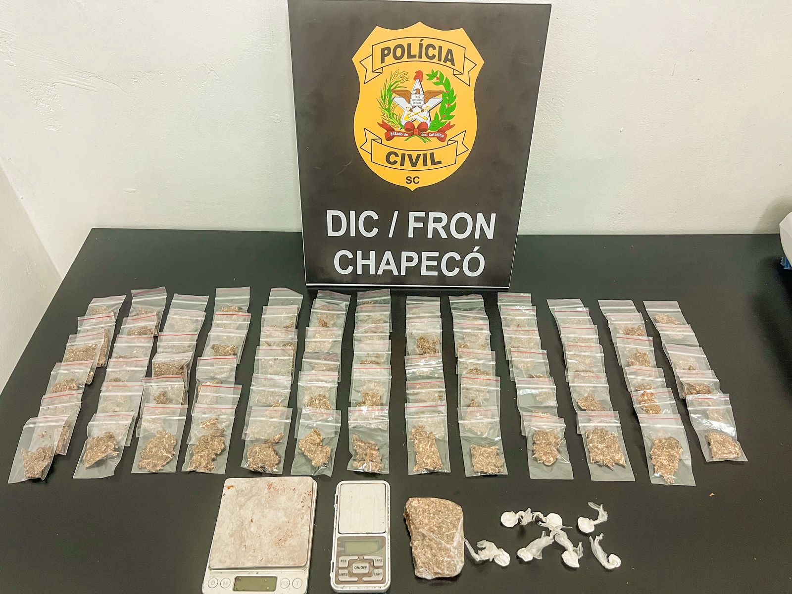 Polícia apreende mais de 350 porções de drogas prontas para venda durante operação