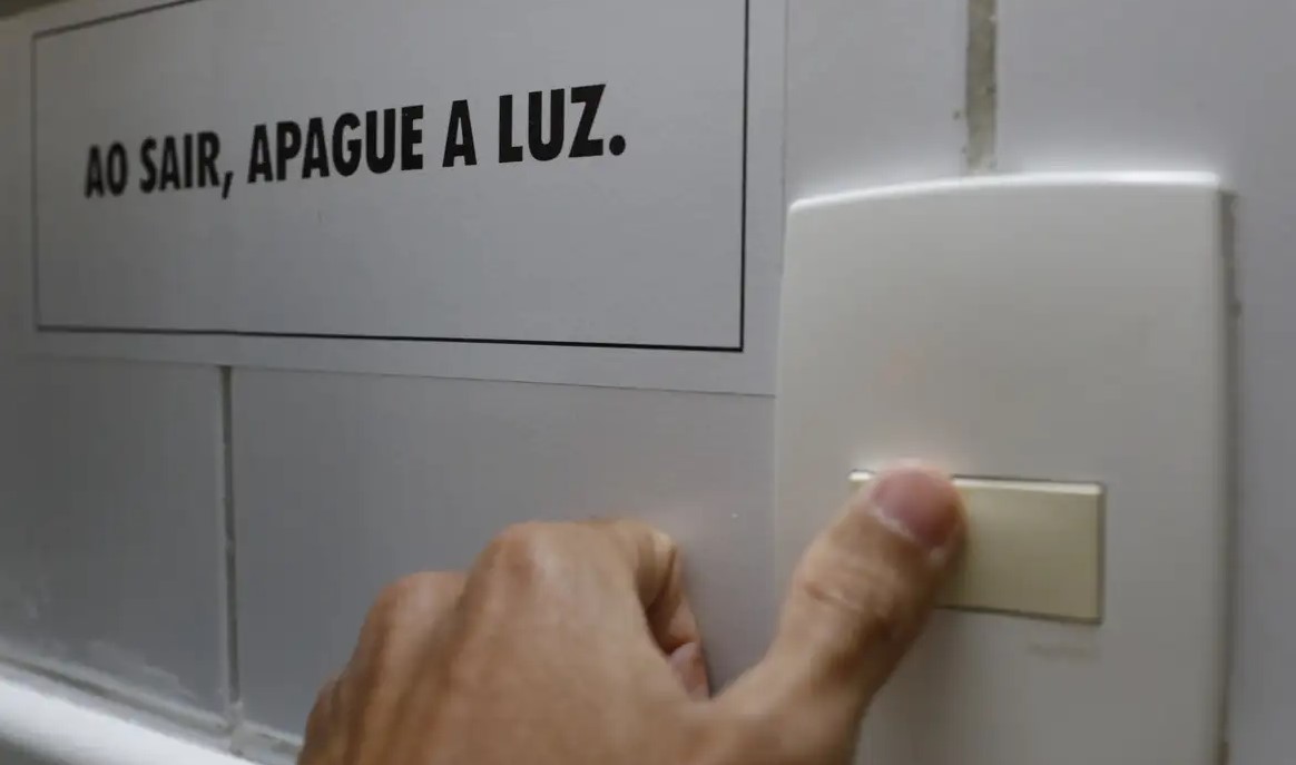 Conta de luz terá bandeira tarifária vermelha patamar 2 em agosto