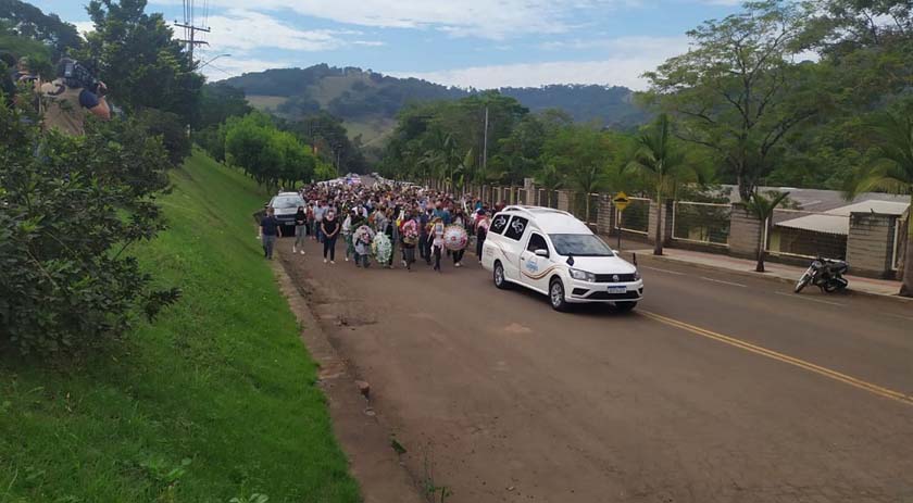 Despedida: população de Saudades faz caminhada até cemitério para o enterro das vítimas do atentado