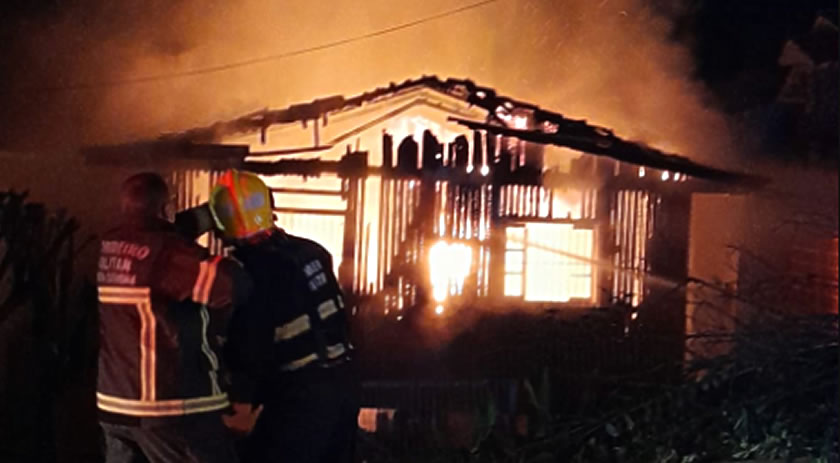 Vela cai em colchão e causa incêndio