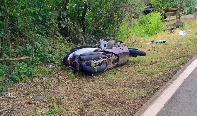 Motociclista morre em colisão com caminhão de leite no Oeste