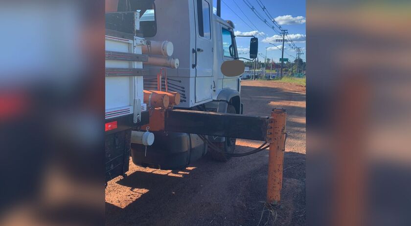 Idosa sofre ferimentos graves após ser atingida pela base do muque de um caminhão