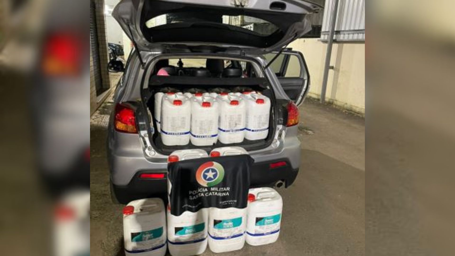 Mulher é presa com 280 litros de defensivos agrícolas contrabandeados