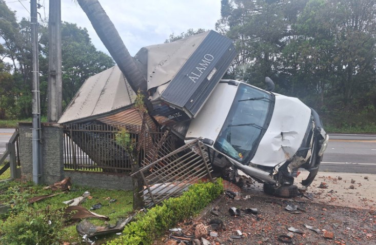 Jovem de 24 anos morre após veículo sair da pista e atingir árvore