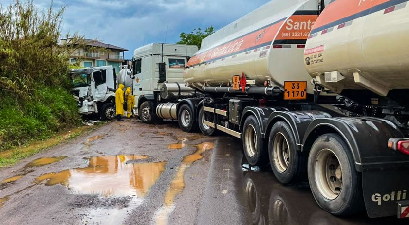 Duplo acidente envolvendo caminhão e carreta deixa um ferido e trânsito bloqueado na BR-163