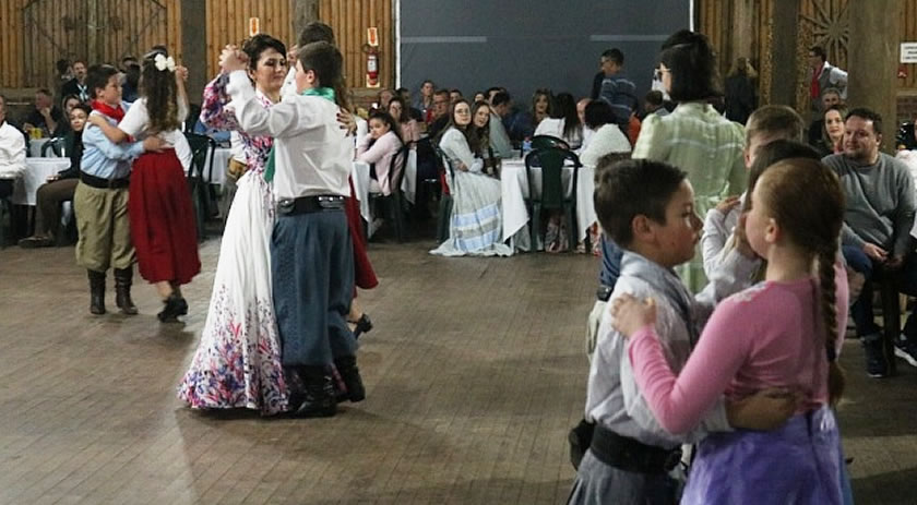 Tradicionalistas se reúnem em jantar dançante