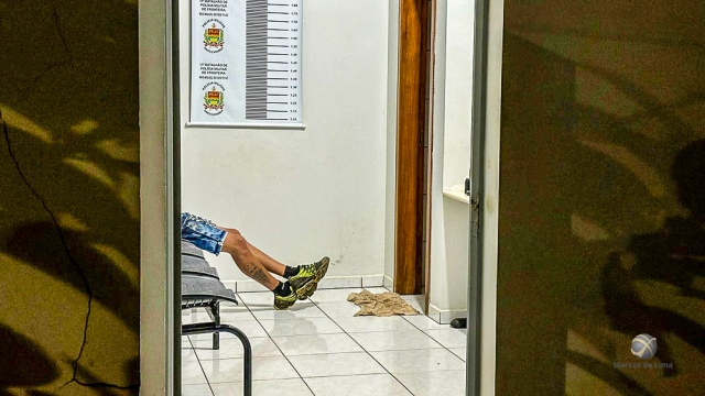 Homem procurado por tráfico e posse de arma de fogo é preso enquanto traficava