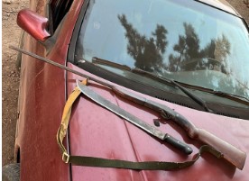 Homem ameaça pessoas em bar, e colide em barranco ao tentar fugir da polícia