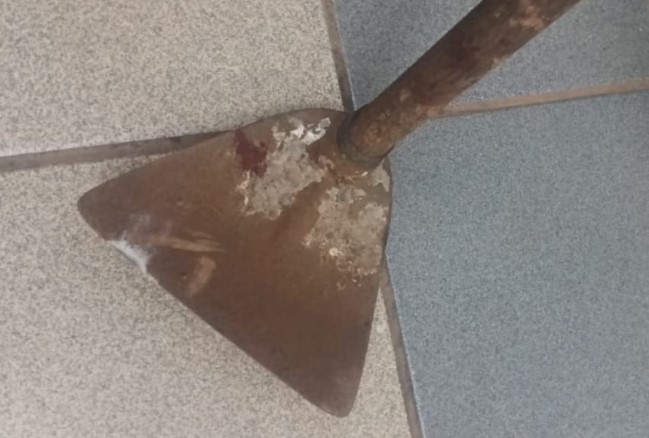 Filho agride a própria mãe com golpe de enxada