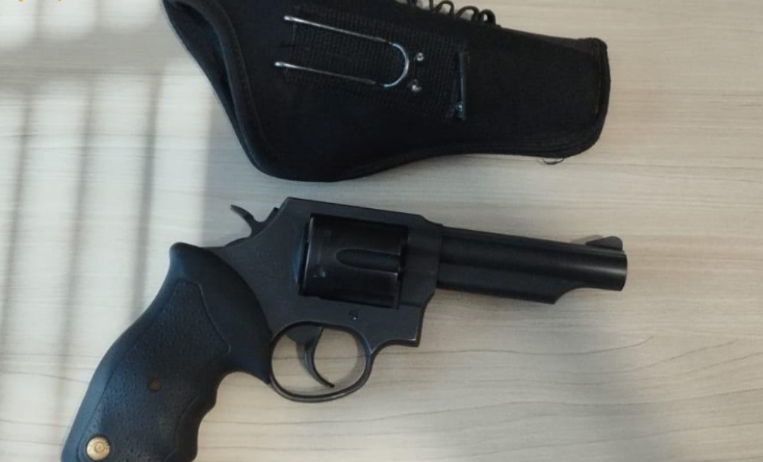 Mulher denuncia companheiro e irmãos dele são presos com revólver