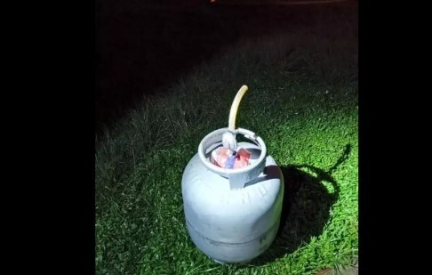 Homem tenta explodir casa com botijão de gás, mãe escapa e polícia intervém em SC