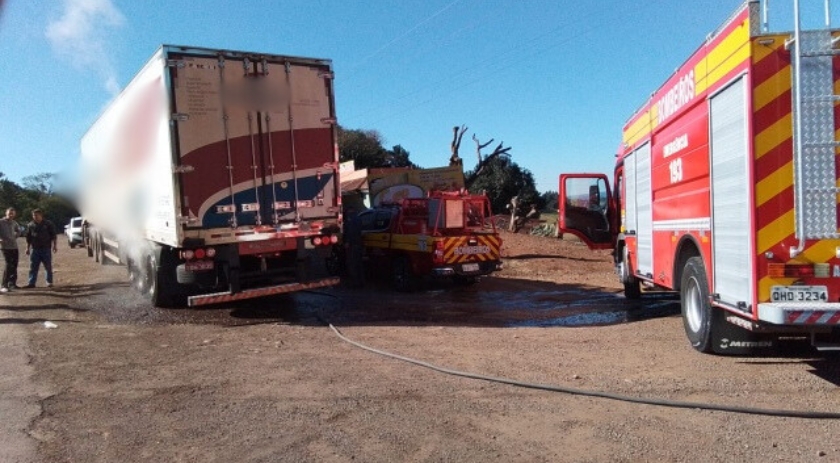 Princípio de incêndio em carreta causado por pneu estourado é controlado na BR-163 em Guaraciaba