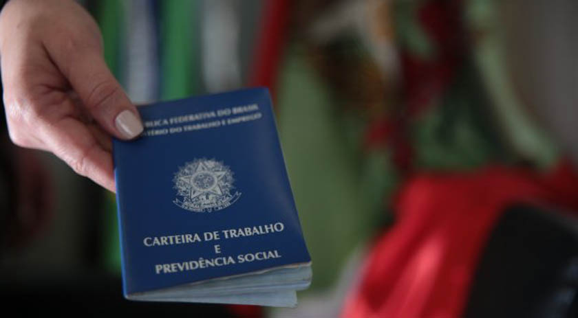 Desemprego cai a 8,9% no trimestre encerrado em agosto, diz IBGE