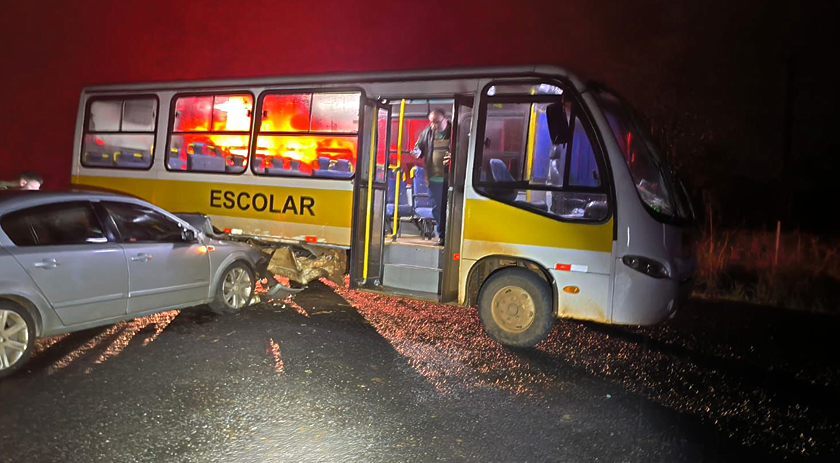 Colisão entre carro e ônibus escolar deixa três feridos em Palmitos