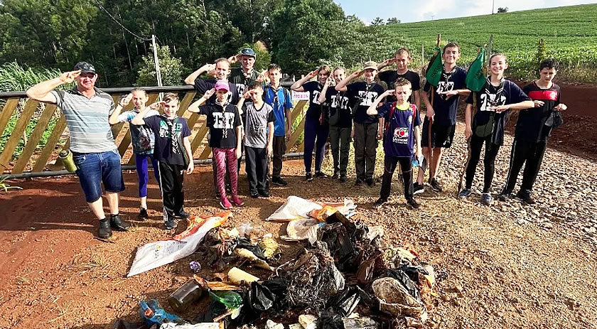 Jovens do Grupo Escoteiro Atalaia fazem a diferença em trilha ecológica ao recolherem materiais do Rio Famoso