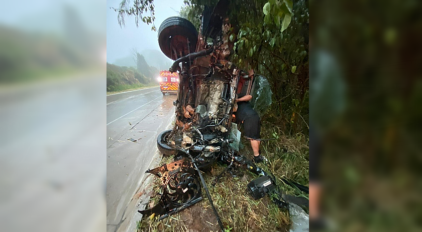 Motorista e passageiro saem ilesos após capotamento de van na BR-163