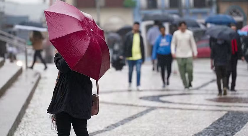 Ciclone segue em alto mar e favorece chance de chuvas com trovoadas em SC